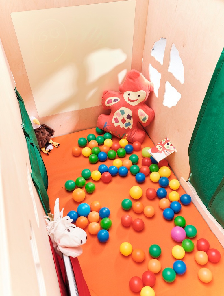 KuWiH 2.0  Höhle mit Vorhängen und 2 Leuchtstiften