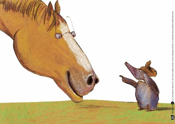 vom-kleinen-maulwurf-der-wissen-wollte-wer-ihm-auf-den-kopf-gemacht-hat-kamishibai-bildkartenset-box-werner-holzwarth.jpeg.webp